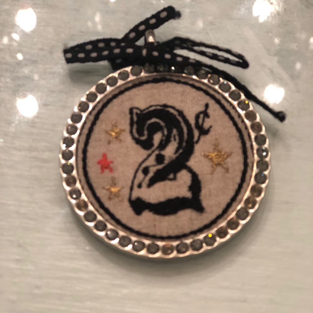 Tarina Tarantino pendant no chain necklace